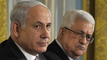 Tổng thống Mahmoud Abbas (phải) thất vọng về các cuộc thương lượng với chính quyền Thủ tướng Netanyahu (trái).